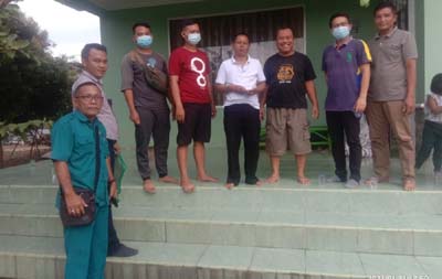 Direktur PT Tiga Putri Bayu (TPB) Bambang Supriyono (baju putih) ketika ditemui sejumlah konsumen perumahan Linggau Valley. (foto: abk)