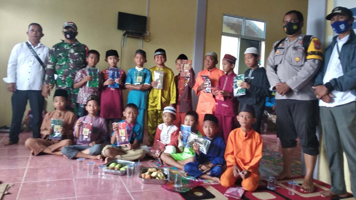 Pemdes Teluk Nibung dan BUMDes Nibung Sejahtera gelar sunatan massal. Anak-anak yang mengikuti sunatan massal berfoto bersama. (foto: abdullah)
