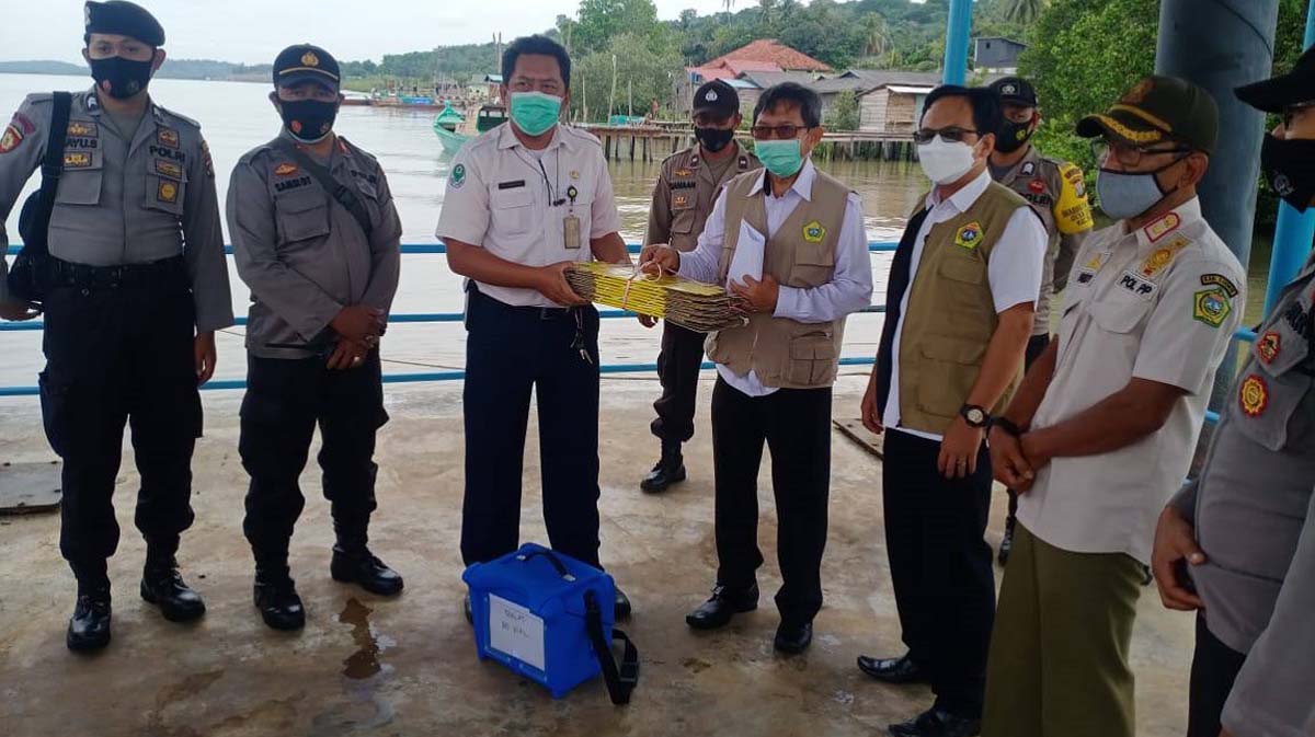 Pemkab Karimun mendistribusikan vaksin COVID-19 untuk Kecamatan Belat. Kecamatan termuda ini menerima 100 vial vaksin.