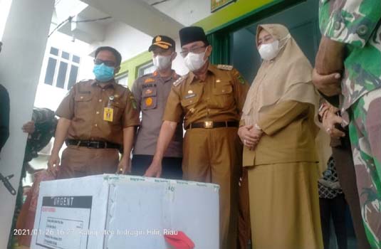 Bupati Inhil HM Wardan didampingi beberapa pejabat meninjau vaksin COVID-19 yang tiba di daerah setempat, Selasa (26/1/2021). (foto: abdullah)