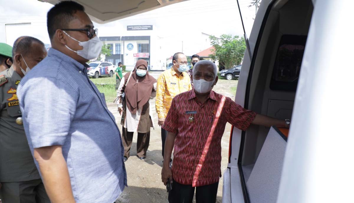 Bupati Asahan Surya mengecek kendraan yang akan membawa vaksin COVID-19.