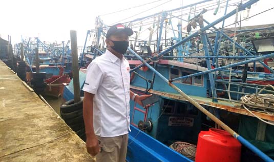 Sejumlah kapal nelayan penangkap cumi sandar di dermaga sejak cuaca ekstrem melanda perairan Karimun maupun Provinsi Kepri dalam dua pekan ini. (foto: yogi)