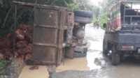 jalan berlubang truk sawit terguling Truk bermuatan buah sawit terguling di Jalan Trasmigrasi Desa Karya Teladan Kecamatan Muara Kelingi, Kamis (21/1/2021). (foto: abk)