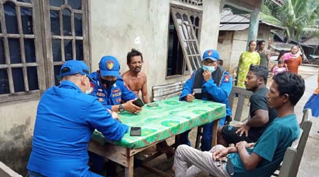 Personel Satpolairud Polres Karimun bersama para nelayan yang kapalnya tenggelam dihantam gelombang. (foto: istimewa)