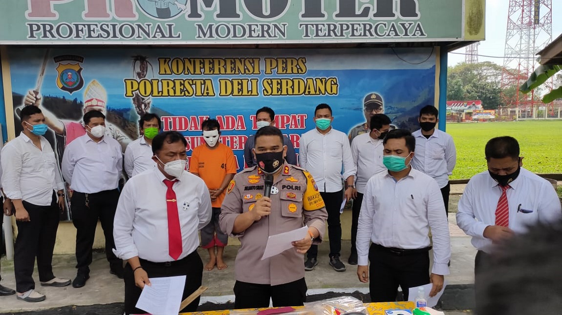 Wakapolresta Deli Serdang, AKBP Julianto P Sirait memberikan keterangan pers terkait pengungkapan kasus tewasnya Ngasil Tarigan di Mapolresta Deli Serdang, Senin (25/1/2021). (foto: ronald)