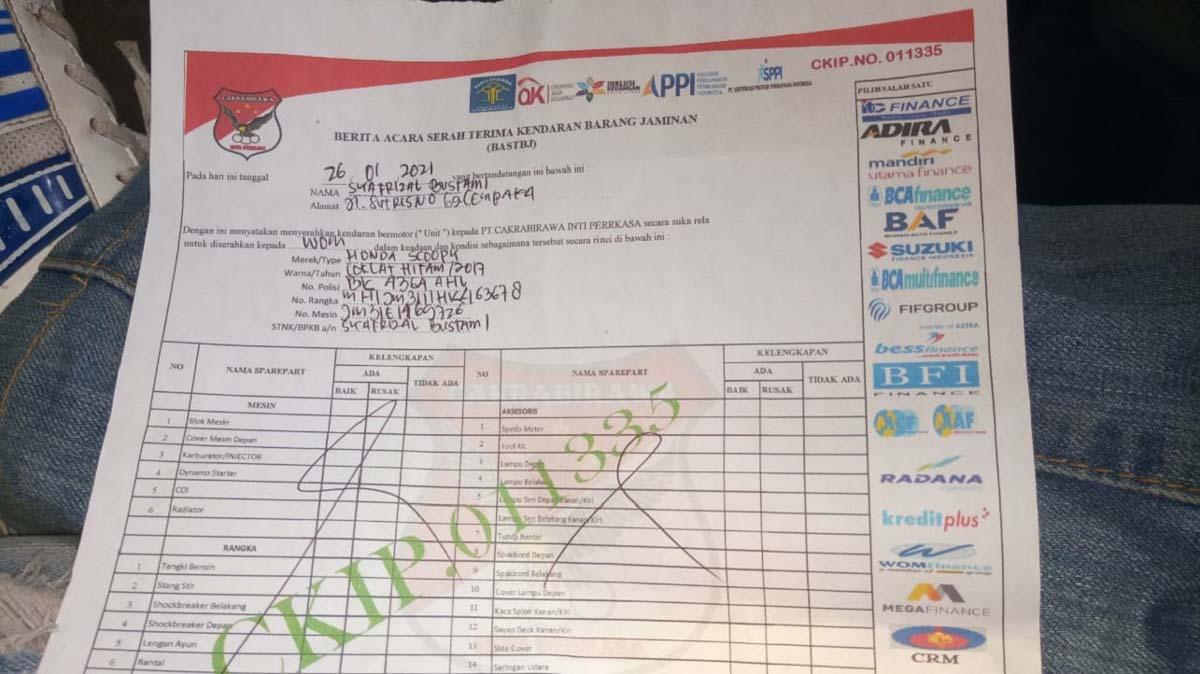 Surat sita dari debt collector untuk motor Boy, pengemudi ojol di Medan. (foto: ronald sihombing)