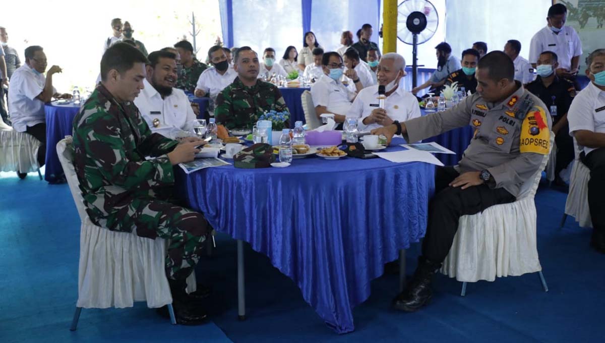 Lanal Tanjungbalai Asahan menggelar coffe morning membahas pengerukan alur sungai Asahan yang makin dangkal, Rabu (13/1/2021). (foto: daulay)