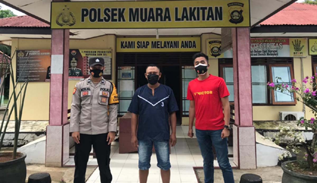 Tersangka kasus penggelapan mobil (tengah) setelah diamankan Polsek Musi Rawas. (foto: abk)