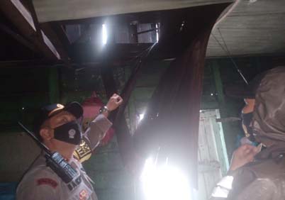 Kapolsek Buru Iptu Bakri meninjau rumah warga yang rusak diterjang angin puting beliung.