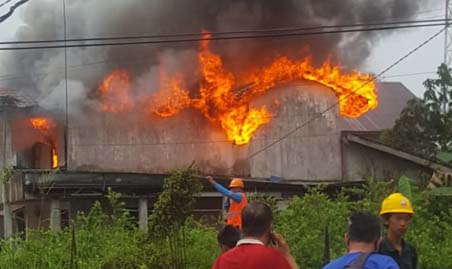 Si jago merah mengganas, rumah warga di Pekan Arbak jadi sasaran.