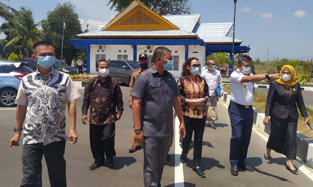 Anggota DPR tinjau dua proyek vital di karimun-1 Anggota DPR RI Cen Sui Lan didampingi beberapa anggota DPRD Karimun meninjau landasan pacu Bandara Raja Haji Abdullah, Senin (22/2/2021). (foto: yra)