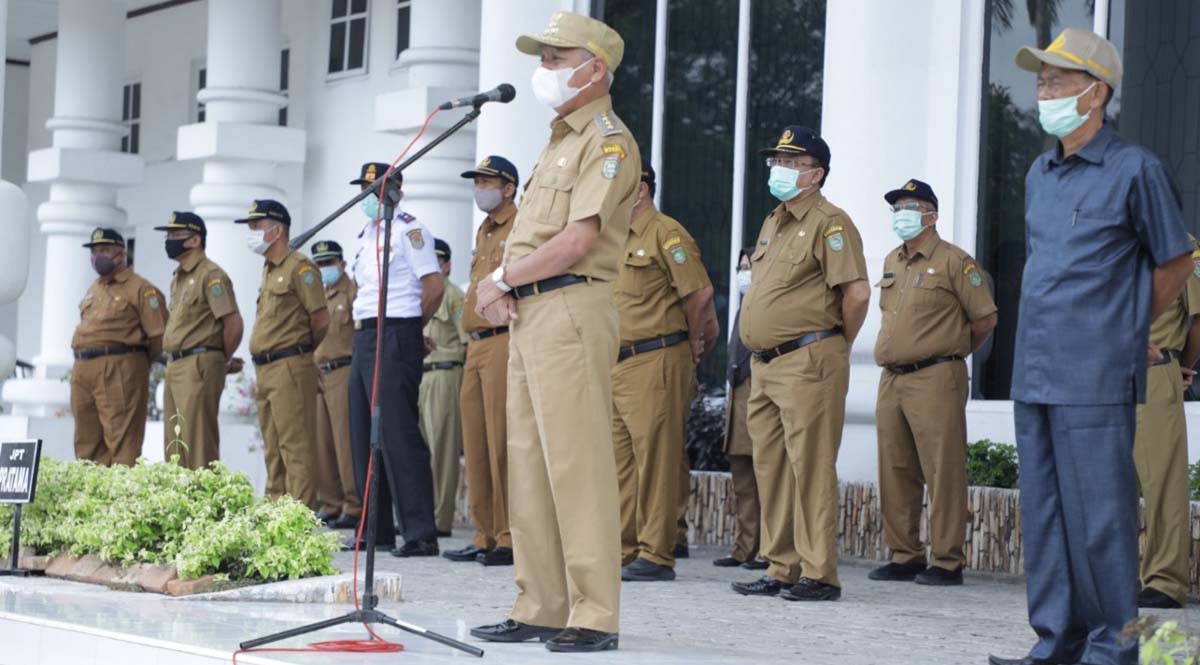 Apel gabungan Pemkab Asahan Bupati Asahan H Surya BSc memimpin apel gabungan, Bupati Asahan Instruksikan ASN Garda Terdepan Vaksinasi COVID-19. (foto: KS)