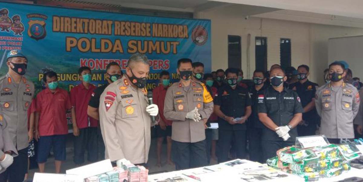 Bandar narkoba di medan terlibat pencucian uang Kapoldasu Irjen Pol Martuani Sormin memberikan keterangan pers terkait pengungkapan kasus narkoba jenis sabu melibatkan jaringan antarprovinsi, para bandar dijerat tindak pidana pencucian uang. (foto: ronald sihombing)