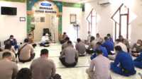Binrohtal Polres Inhil belajar mengaji kitab kuning Pembinaan Rohani dan Mental Polres Inhil diisi dengan mengaji kitab kuning dan baca Surat Yasin.