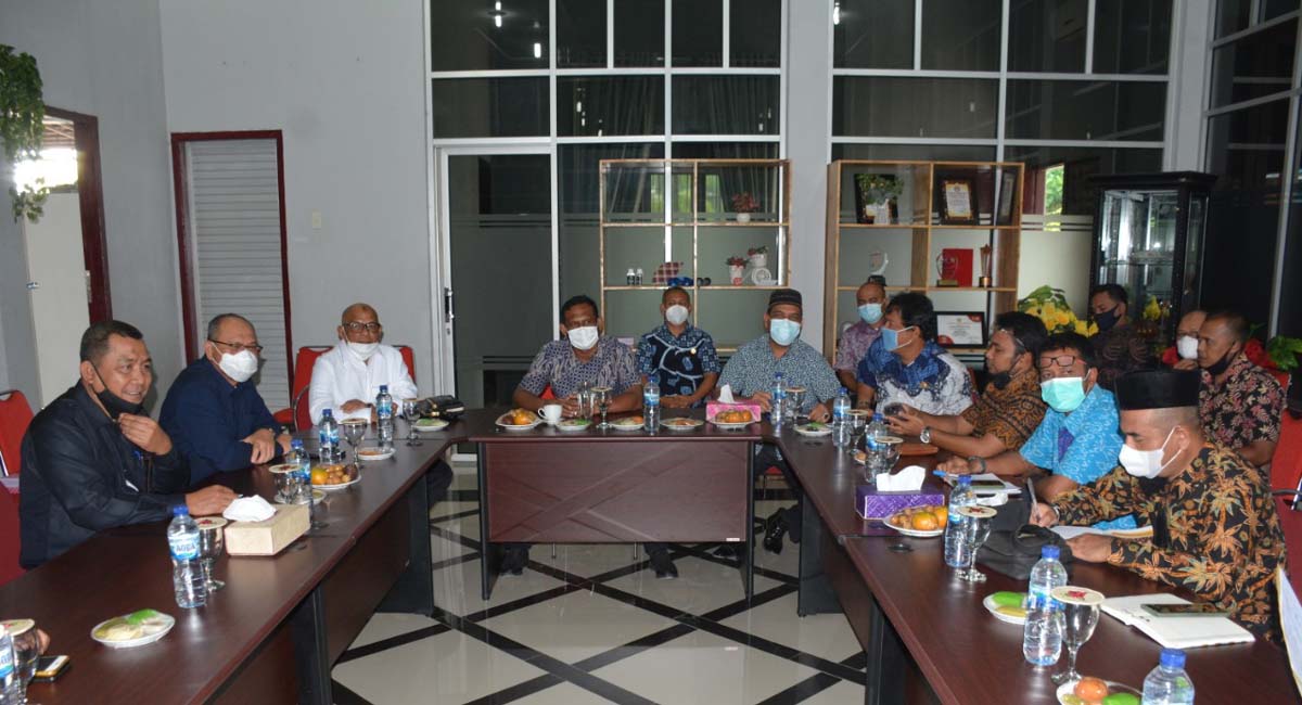 Bupati Aceh Timur Rakor perbaikan infrastruktur Bupati Aceh Timur H Hasballah bin HM Thaib SH memimpin rakor dengan perusahaan membahas percepatan pemberdayaan perekonomian dan perbaikan infrastruktur.