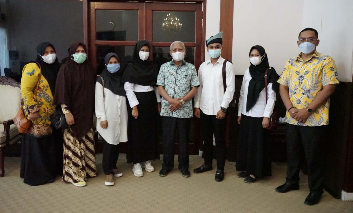 Bupati Asahan lepas siswa ke BLK Lembang Bupati Asahan H Surya BSc berfoto bersama empat siswa yang akan berangkat mengikuti pelatihan kejuruan mesin tetas di BLK Lembang, Kamis (11/2/2021).