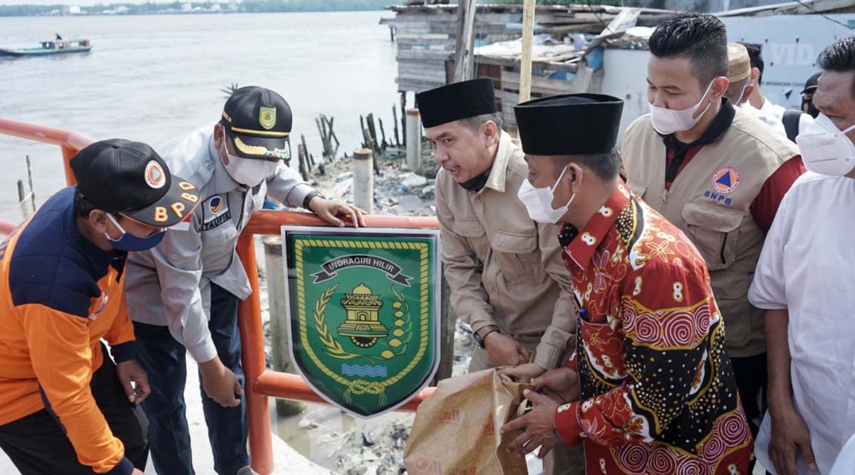 Bupati-inhil-resmikan-jembatan-kuala-enok-tanah-merah-1 Peresmian jembatan penghubung Kuala Enok ke Tanah Merah oleh Bupati HM Wardan yang juga dihadiri Ketua DPRD Inhil Ferryandi.