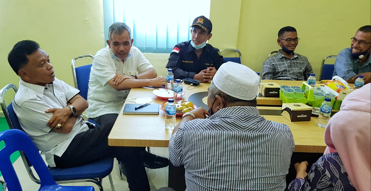 Wakil Bupati Kepulauan Meranti H Asmar bersama Sekda rapat membahas munculnya tiga titik api di daerah setempat. (foto: Dok. Humas Pemkab Meranti)