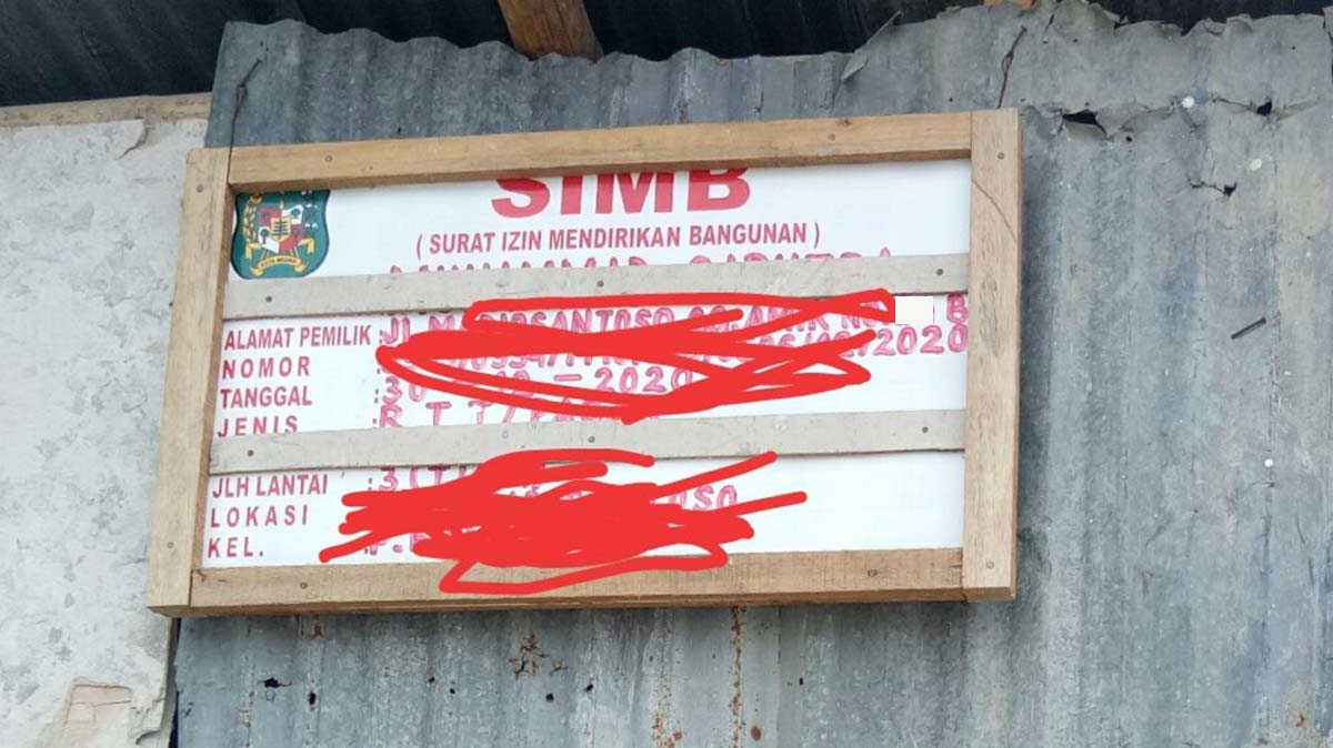 Plang IMB pengerjaan perumahan oleh developer diduga manipulasi data unit rumah yang dibangun (foto: ronald)