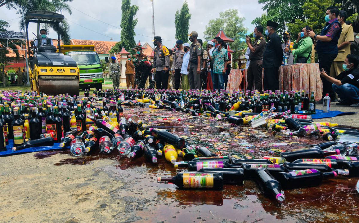 Polres Pamekasan musnahkan 2.670 botol minuman keras. (Foto: Fiki)