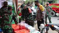 IMG-20210203-WA009520210203 Cegah COVID-19, Dandim dan Kapolres Pamekasan sebar ribuan masker gratis. (foto: fiki)