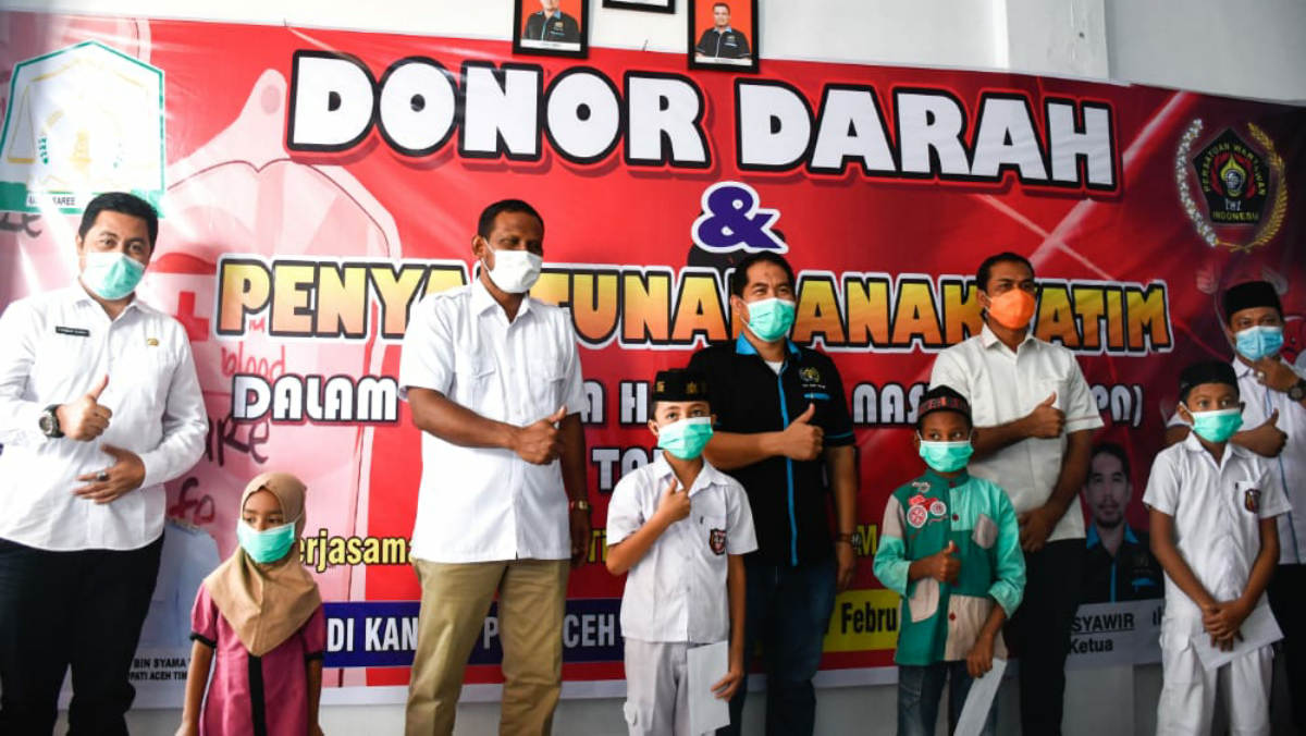 Bupati Aceh Timur, H. Hasballah HM Thaib, SH foto bersama anak yatim dan pengurus PWI Aceh Timur, di Kantor PWI setempat, Rabu (17/2/2021). Foto: Foto. Dinas Komunikasi dan Informatika Aceh Timur.