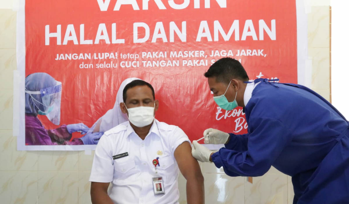 IMG-20210225-WA000620210225 Teks Foto: Bupati Aceh Timur bersama sejumlah pejabat publik lainnya divaksinasi Covid-19 tahap dua di RSUD dr. Zubir Mahmud, Aceh Timur, Rabu (24/2/2021). Foto Dinas Komunikasi dan Informatika Aceh Timur.