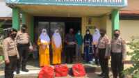 Jumat Barokah Polres Inhil bagikan nasi kotak kepada buruh-2 Polres Inhil menggelar Jumat Barokah ke Panti Asuhan Puri Kasih dan Panti Asuhan Muhammadiyah.