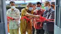 Plh Bupati Kepulauan Meranti meresmikan Kantor Advokat Tjuan An SH and Partner, Selasa (23/2/2021). (foto: Dok. Humas Pemkab Meranti)