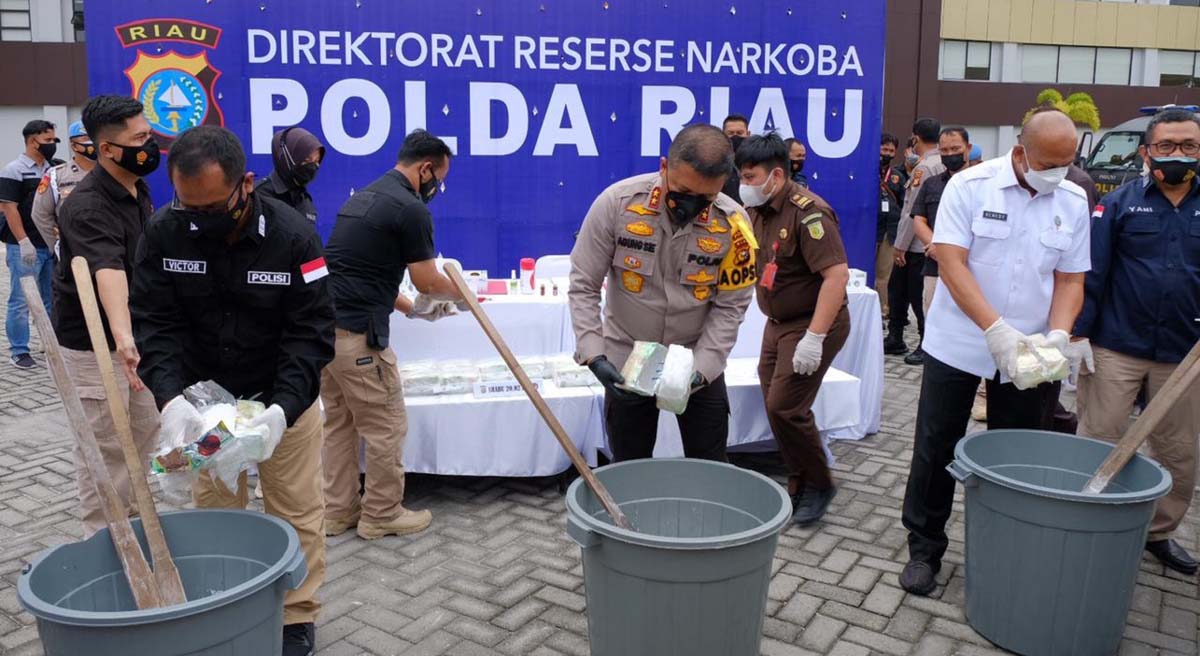 Kapolda Riau Irjen Pol Drs Agung Setya Imam Efendi memusnahkan 20 kg sabu-sabu di sela konferensi pengungkapan narkoba jenis liquid atau cair, Kamis (4/2/2021). (foto: istimewa)