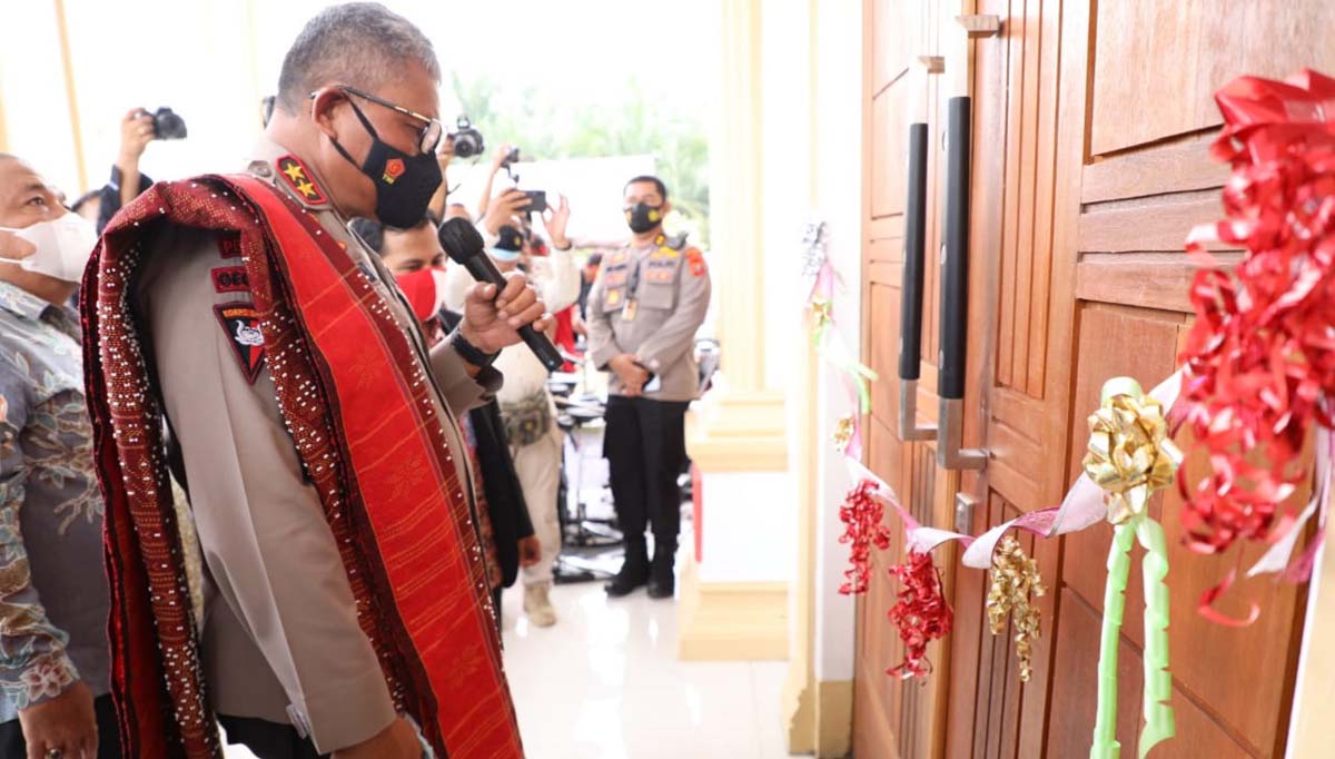 Kapoldasu resmikan Gereja Oikumene-2 Kapoldasu Irjen Pol Martuani Sormin meresmikan Gereja Oikumene di Sekolah Polisi Negara, Senin (22/2/2021). (foto: humas Poldasu)