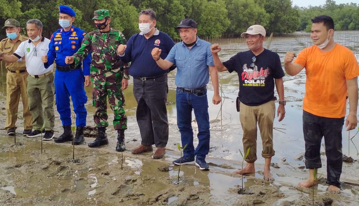 Ketua DPRD Kabupaten Indragiri Hilir (Inhil) Dr H Ferryandi ST MM MT (3 kanan) bersama beberapa pejabat menghadiri acara Hari Pers Nasional 2021 di Pantai Terumbu Mabloe, Selasa (9/2/2021). (foto: Abdullah)