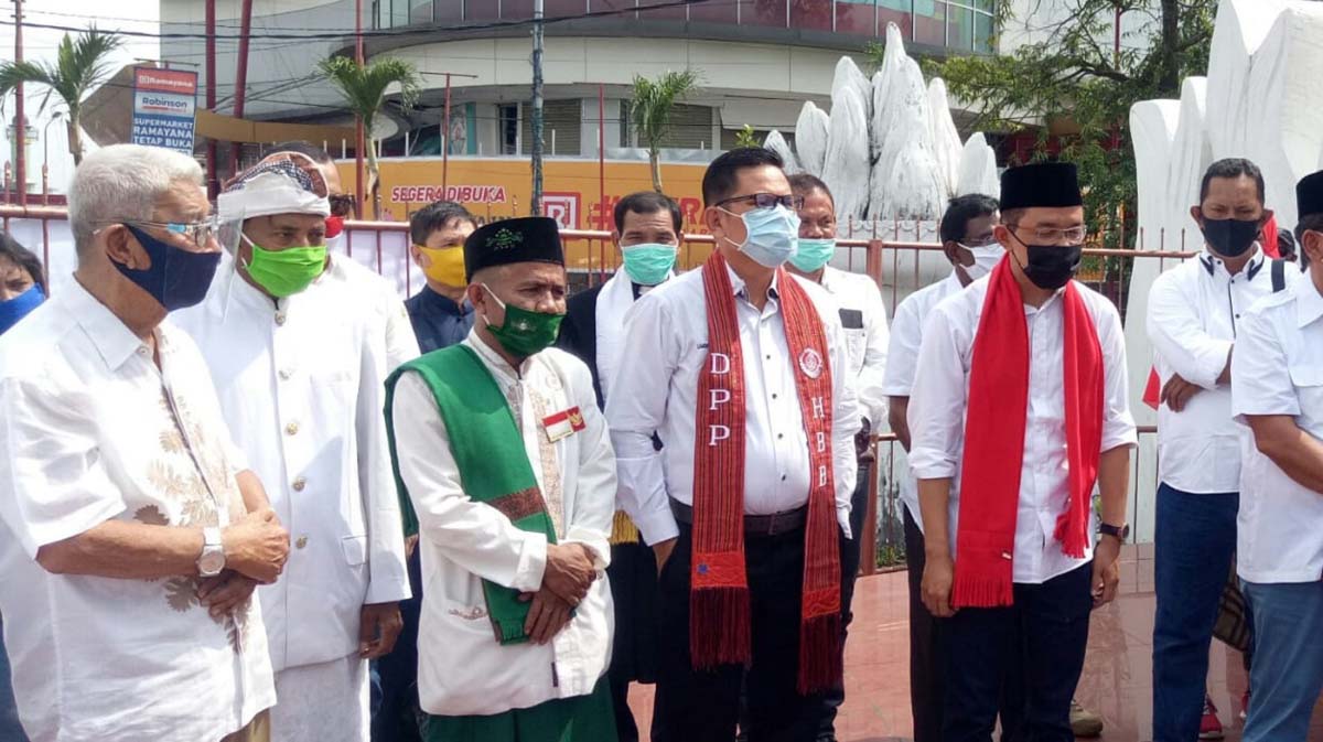 Lamsiang (Tengah, pakai selempang bertuliskan HBB)bersama anggota DPR RI .H Maman Imanul Haq,pakai Selempang merah pakai peci, dan kiri Ustadz Martono,pakai peci dan sarung digantung dll,disalah satu acara deklarasi kebangsaan di Medan,Tahun 2020 yang lalu. (foto: Ronald Sihombing)