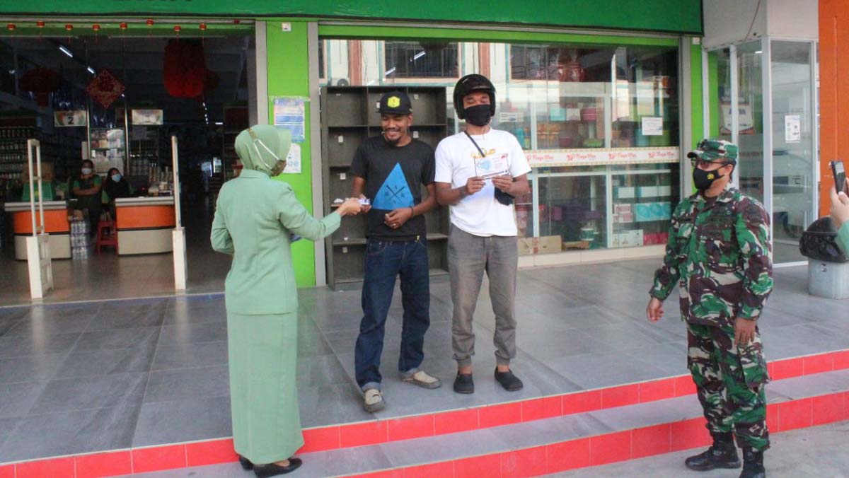 Kodim 0317/TBK bagi-bagi masker kepada masyarakat di Pasar Naga Mas, Baran, Meral, Selasa (16/2/2021). (foto: yra)