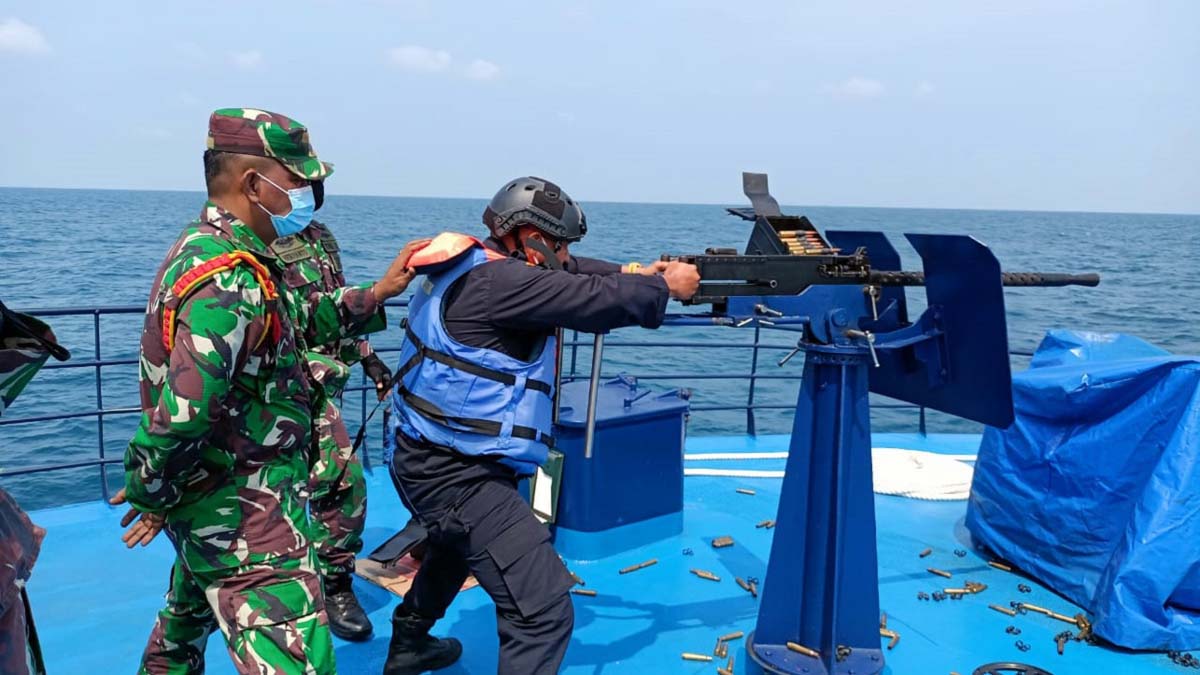 Latihan menembak bea cukai-3 Lanal Karimun latih personel Bea Cukai menembak di peraira Rukau, instruktur sedang memberikan pelatihan kepada petugas BC yang mengikuti latihan. (foto: Dok. Lanal Karimun)