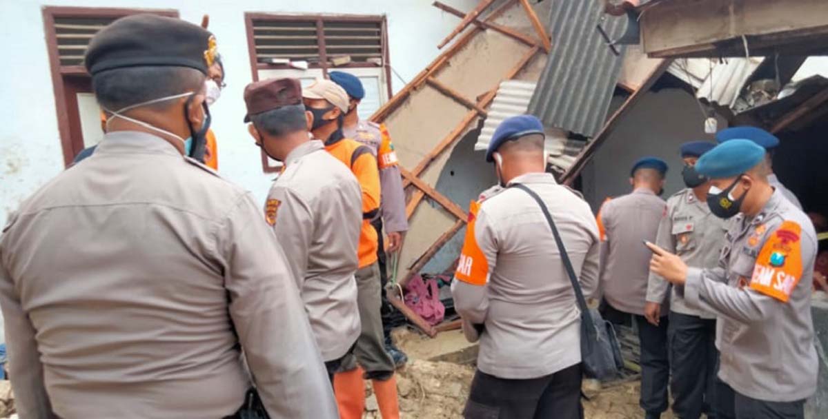 Polisi mengevakuasi korban longsor di Ponpes Annidhoniyah, Pamekasan, Jawa Timur