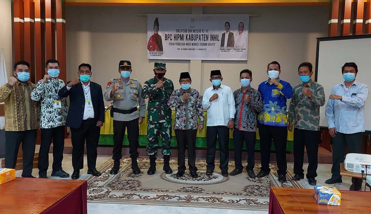 Muscab HIPMI Inhil-1 Asisten II Sekdakab Inhil H Masdar berfoto dan sejumlah pejabat bersama pengurus BPC HIPMI di sela muscab dan diklatcab. (foto: abdullah)