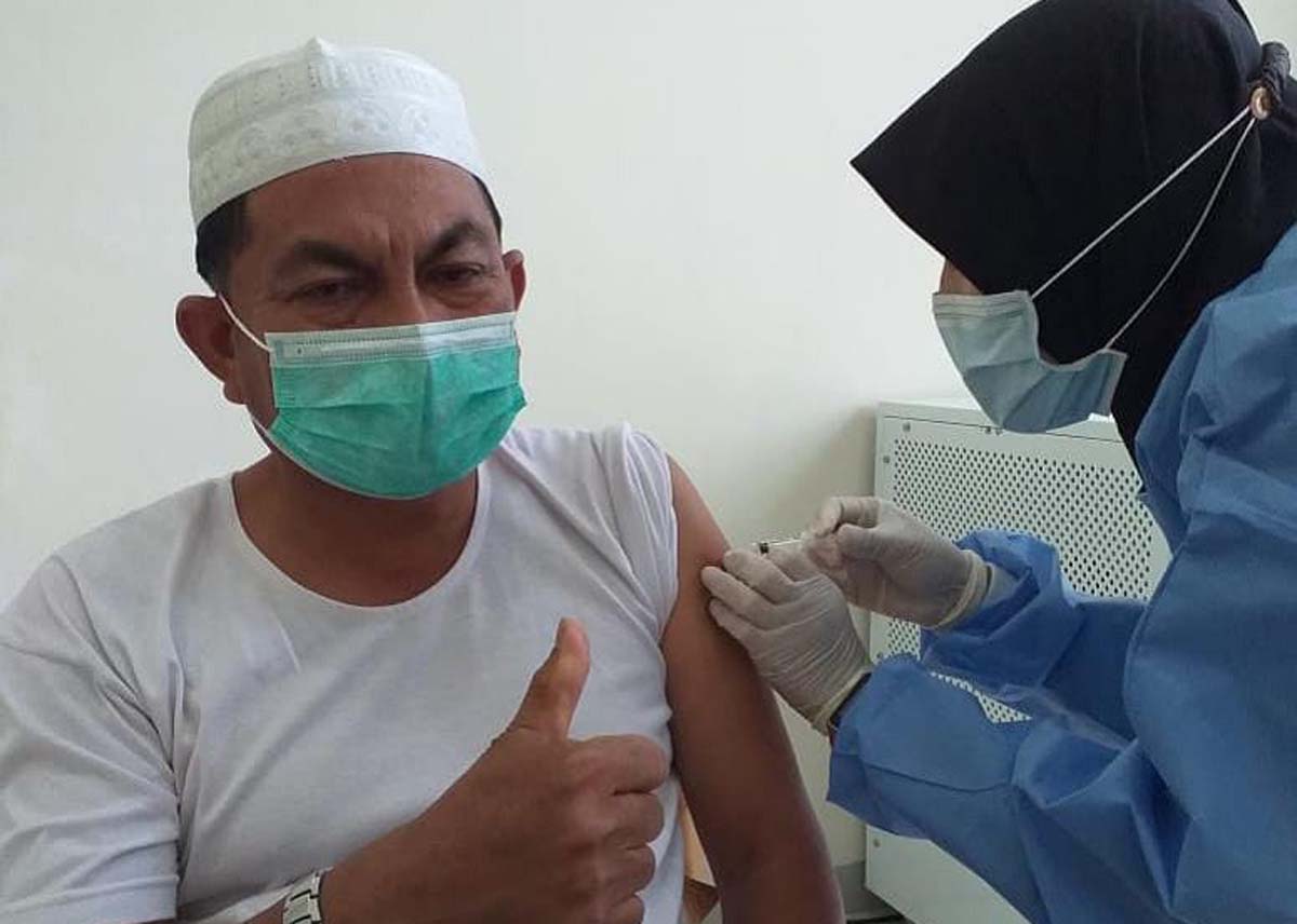 Salah seorang tenaga kesehatan (nakes) di Karimun menerima suntikan vaksin COVID-19. (foto: yra)
