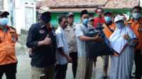 DPD PKS Bekasi peduli banjir (foto: edi yp)