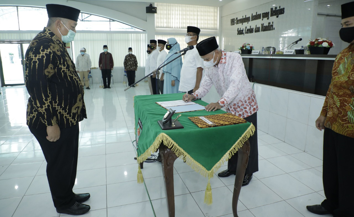 Bupati Asahan H Surya BSc menandatangani naskah pelantikan Dewan Pengawas dan Dewan Hakim MTQ ke-52 tingkat Kabupaten Asahan.