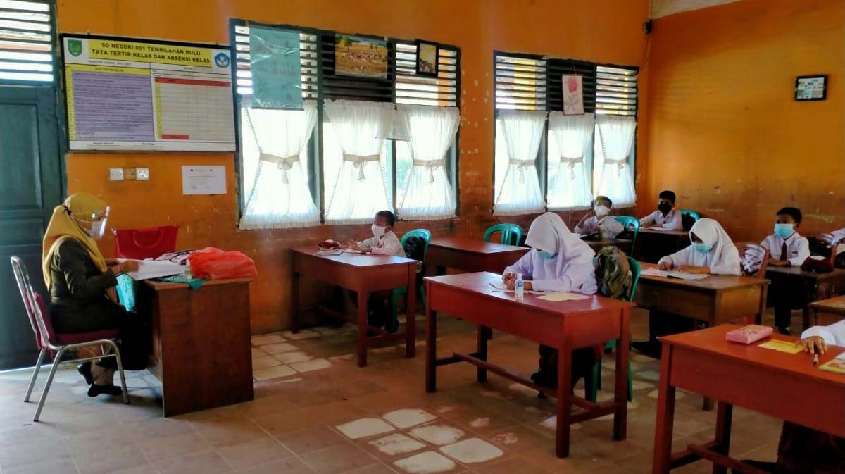Aktivitas belajar tatap muka di Inhil berlangsung aman dan lancar, diterapkan terbatas untuk mencegah penyebaran COVID-19. (foto: abdullah)