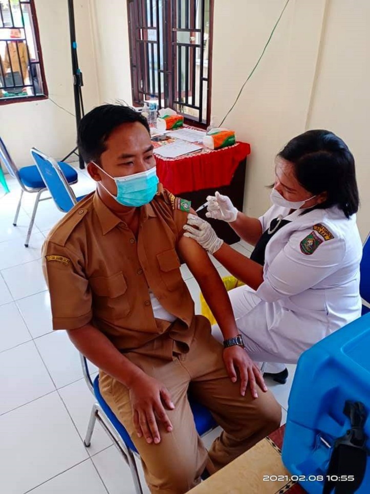 Tenaga kesehatan mendapat suntikan vaksin COVID-19 melalui program vaksinasi y ang mulai digelar Pemkab Asahan, Senin (8/2/2021).
