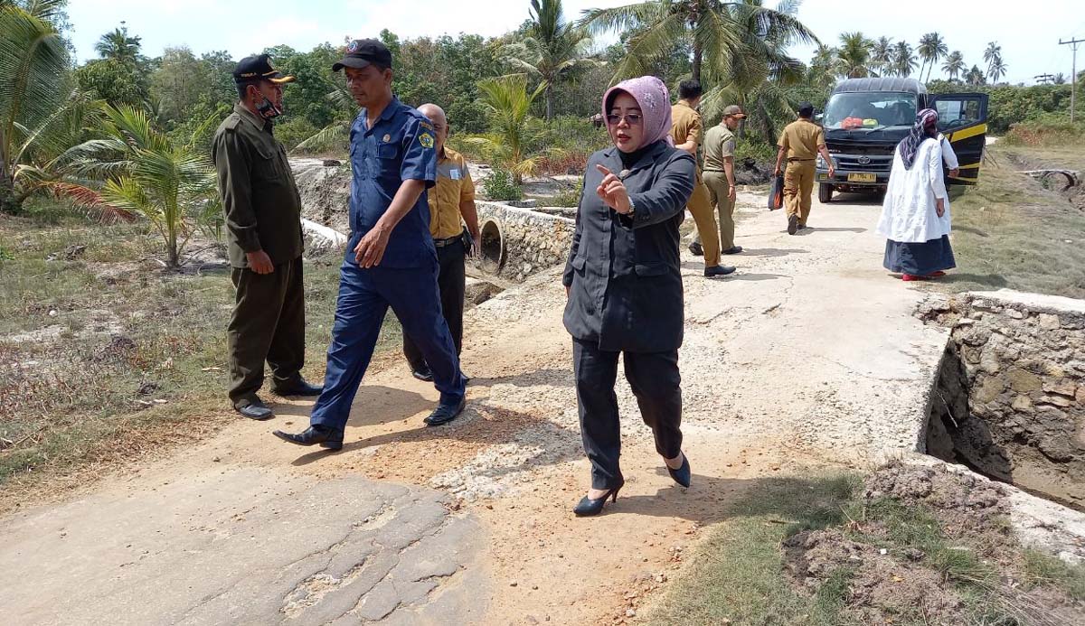 Pemkab Karimun bangun jalan di Pulau Parit Ketua Komisi II DPRD Karimun Nyimas Novi Ujian beserta anggota meninjau ruas yang akan diaspal hotmix di Pulau Parit, dan akan menghubungkan dua desa di pulau tersebut. (yra)