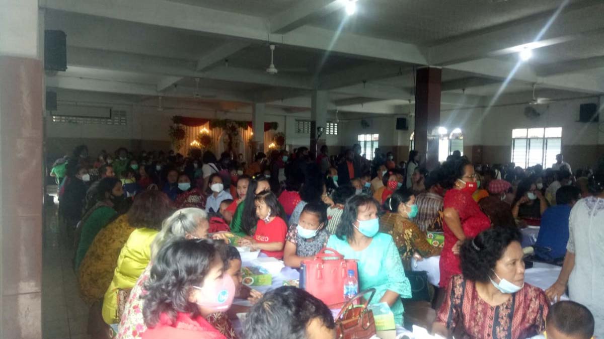 Pesta adat abaikan prokes, warga berharap Gugus Tugas COVID-19 awasi dan edukasi pelaksana pesta. (foto: ronald sihombing)
