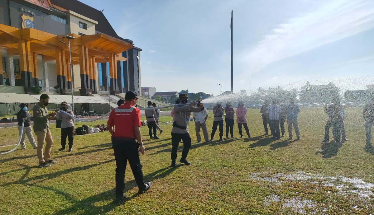 Personel Polda Riau mengikuti latihan penanggulangan kebakaran hutan dan lahan (Karhutla) bekerja sama dengan PT Riau Andalan Pulp and Paper (RAPP). (foto: istimewa)