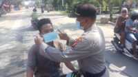 Polres Inhil bagi masker program 100 hari Kapolri Program 100 Hari Kapolri, Polres Inhil bagi masker dan memberikan imbauan prokes kepada masyarakat. (foto: abdullah)