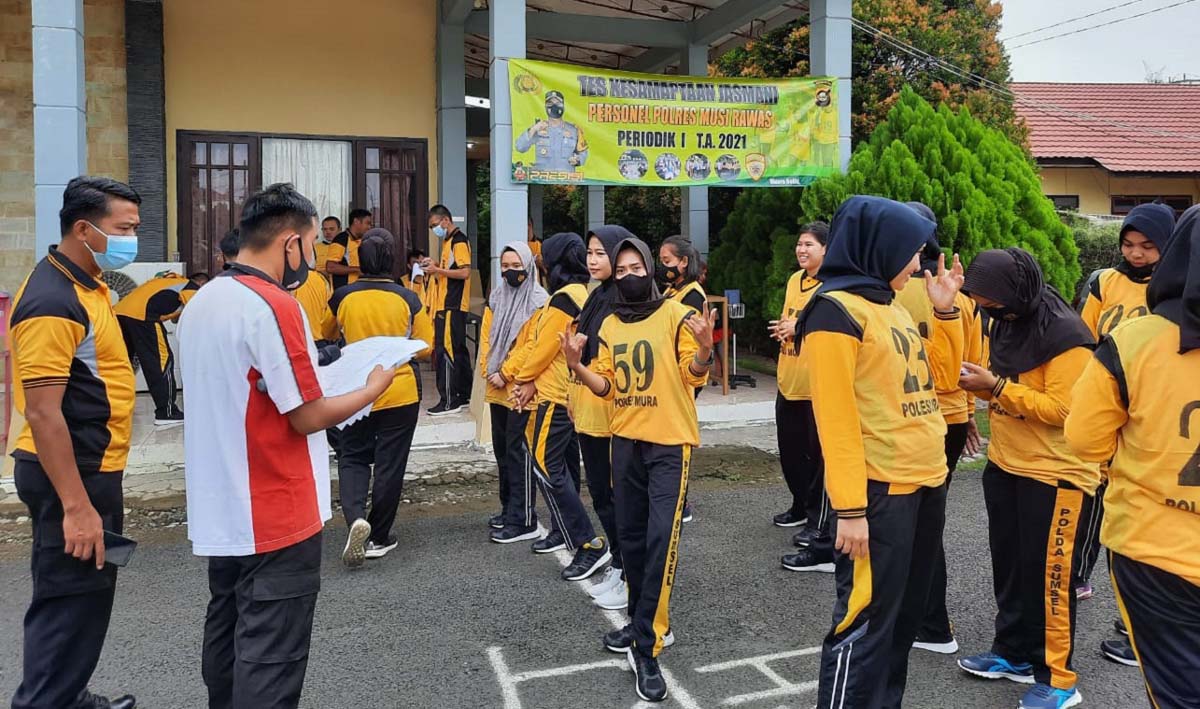 Personel Polres Musi Rawas (Mura) mengkampanyekan penerimaan anggota Polri tahun 2021 kepada para siswa di sekolah.