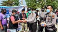 Polres inhil bagi nasi kotak dan masker Jumat Barokah, Polres Inhil dan FSPTD berbagi nasi kotak dan masker kepada buruh. (foto: abdullah)