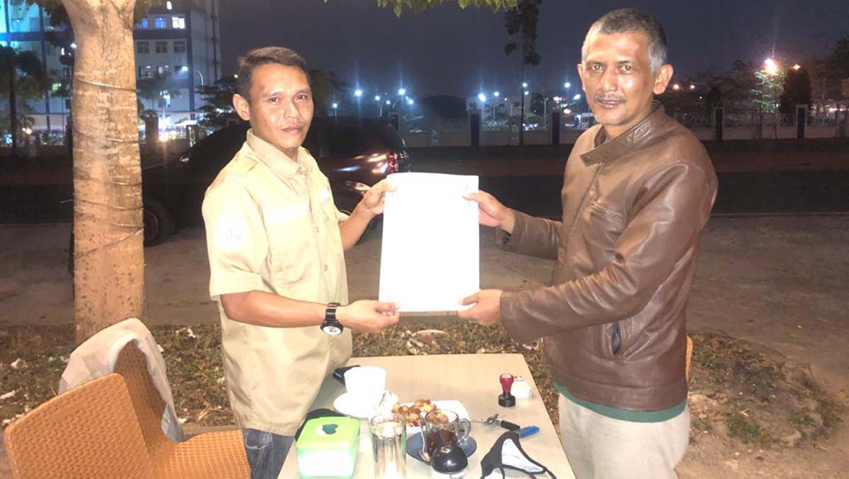 Empat kepengurusan SMSI kabupaten/kota cabang Kepri terima SK. Ketua SMSI Cabang Kepri Zakmi (kanan) menyerahkan SK kepada salah satu kepengurusan. (dok. SMSI Kepri)
