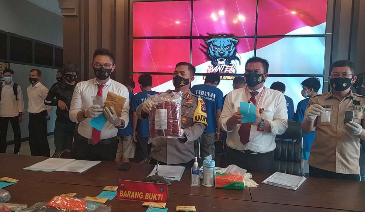 17 tersangka dibekuk, Kapolres Karimun: 18.000 jiwa selamat dari narkoba. Kapolres Karimun AKBP Muhammad Adenan didampingi jajaran memberikan keterangan pers terkait pengungkapan narkoba selama satu bulan. (foto: yra)